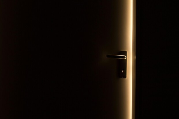 Foto de lalesh aldarwish: https://www.pexels.com/pt-br/foto/macaneta-de-aco-na-porta-147634/