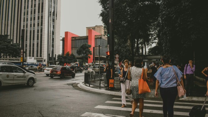 Foto de Matheus Natan: https://www.pexels.com/pt-br/foto/pessoas-cruzando-a-rua-1813406/