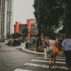 Foto de Matheus Natan: https://www.pexels.com/pt-br/foto/pessoas-cruzando-a-rua-1813406/