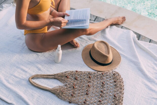 A tinta ainda estava molhada quando Elena caiu