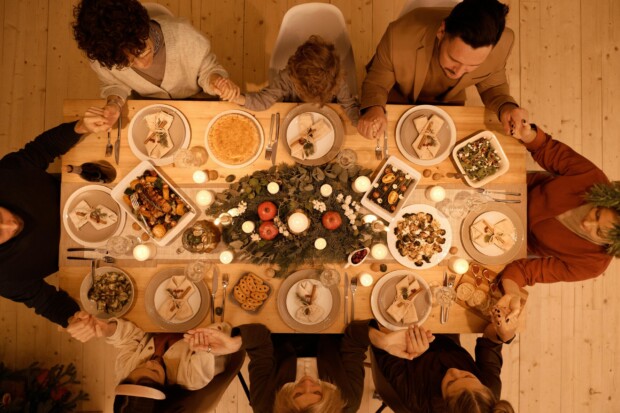 Foto de Nicole Michalou : https://www.pexels.com/pt-br/foto/vista-superior-de-uma-familia-orando-antes-do-jantar-de-natal-5779170/